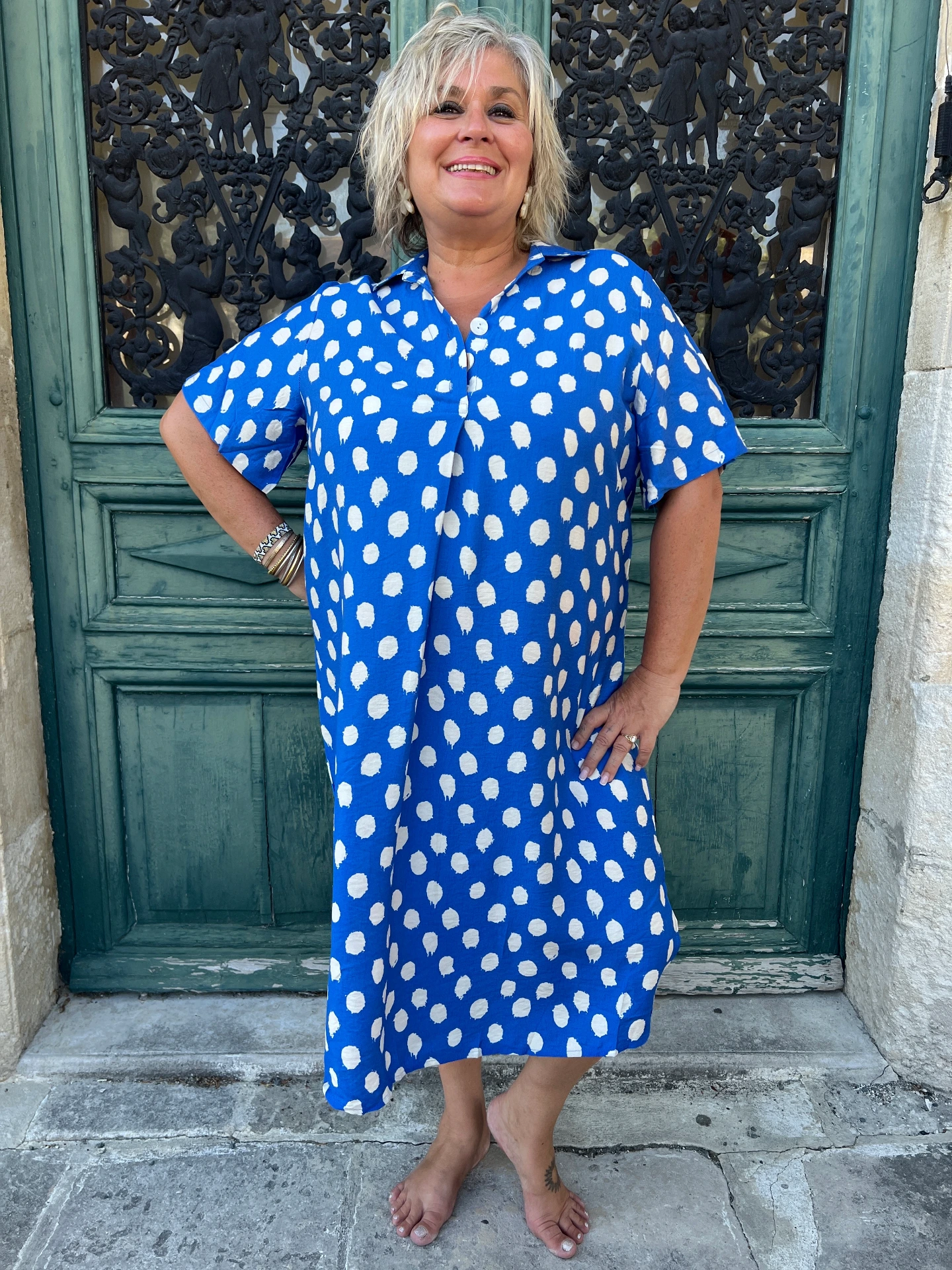 Robe bleue à pois blancs